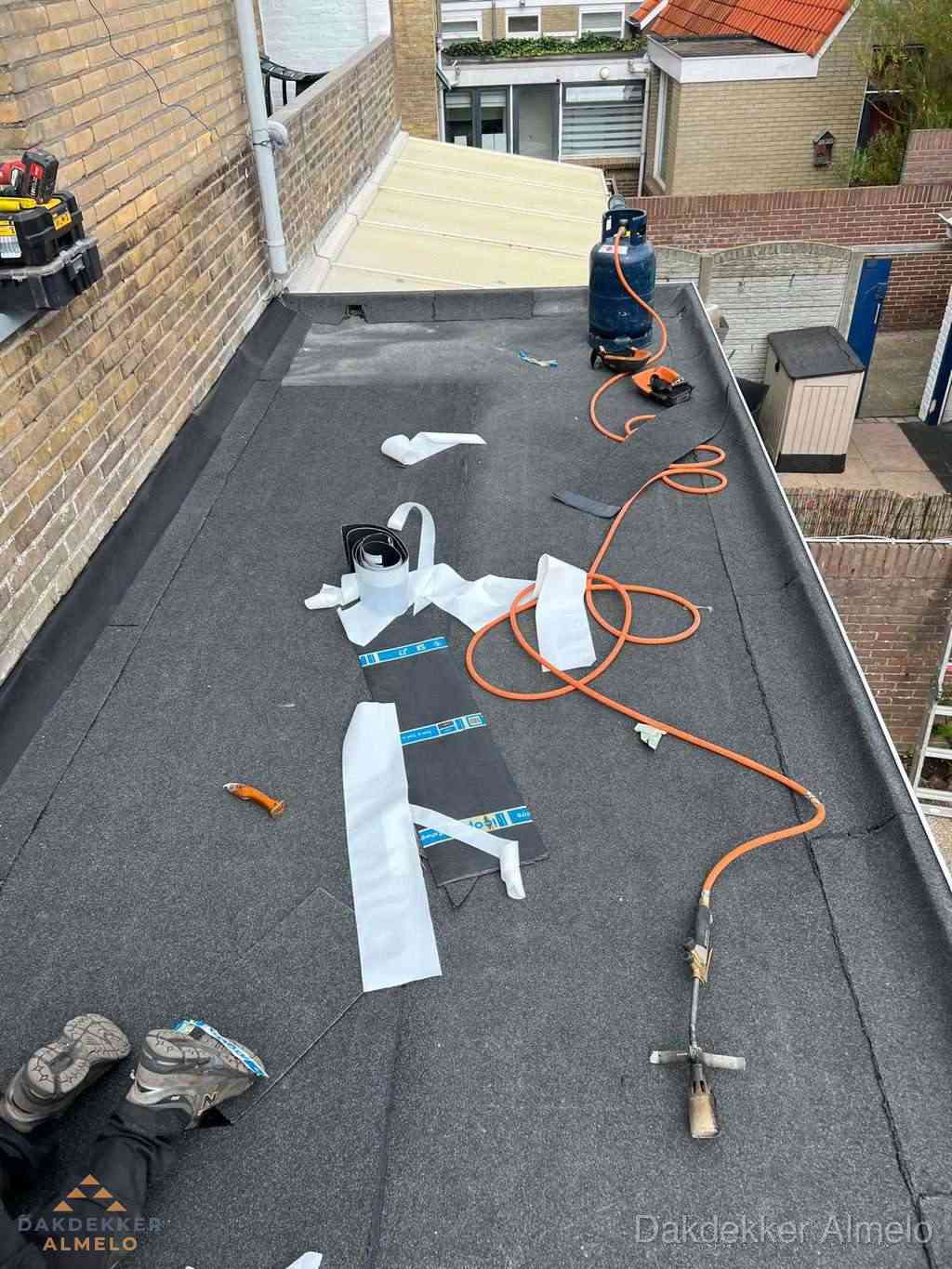 Dakdekker brengt EPDM dakbedekking aan op plat dak in Almelo Dakdekker brengt EPDM dakbedekking aan op plat dak in Almelo