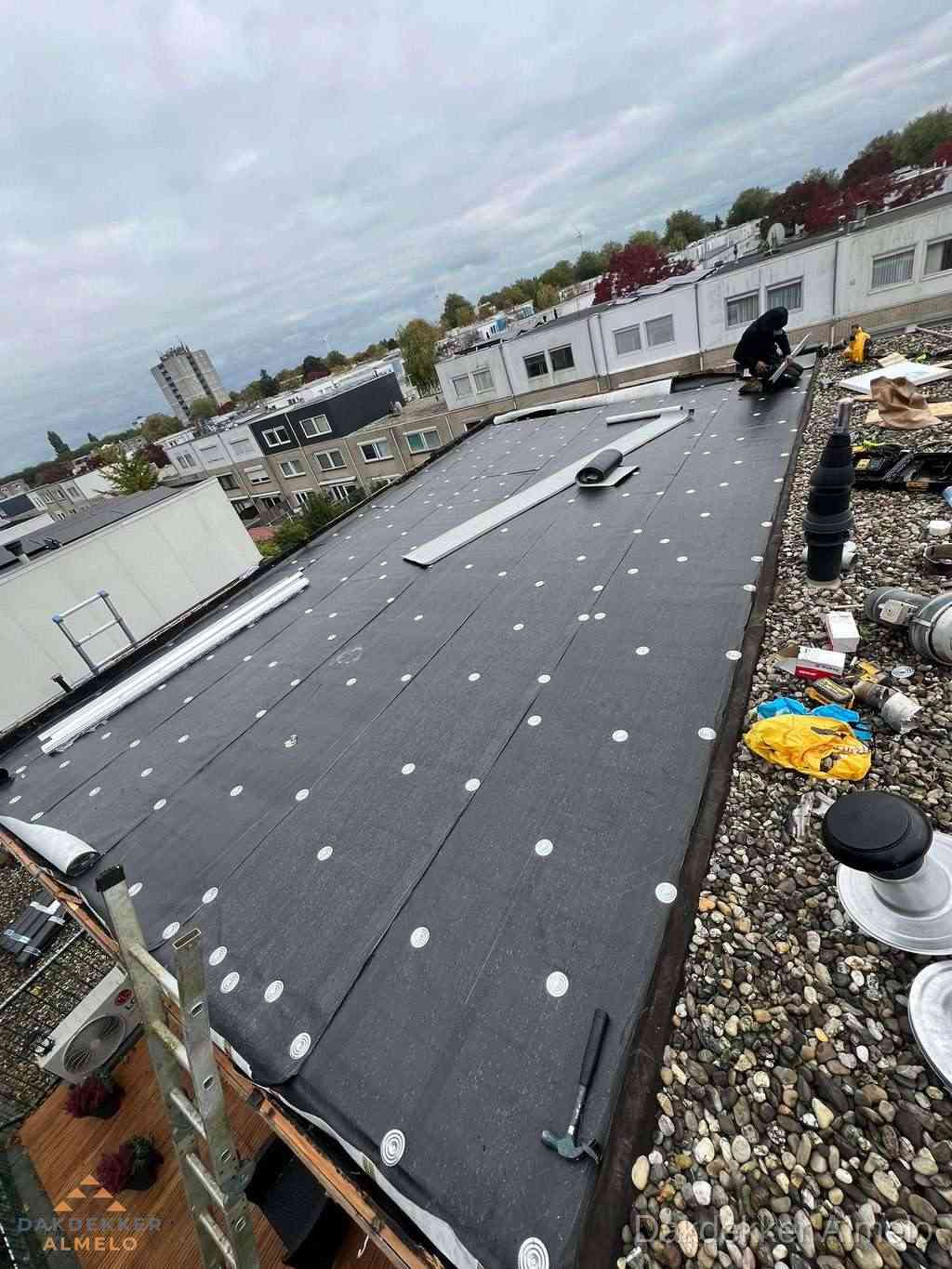 Dakleer vervangen op groot plat dak door dakdekker in Almelo Dakleer vervangen op groot plat dak door dakdekker in Almelo