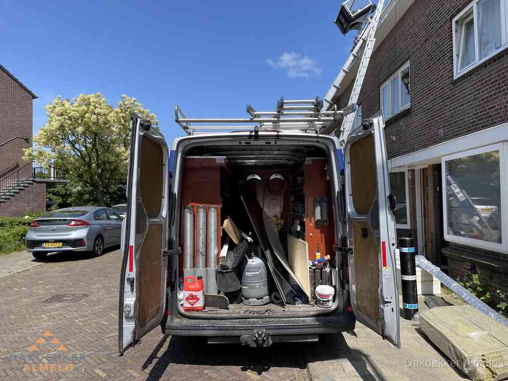Spoed dakdekker bus met gereedschap en ladder bij woning in Almelo