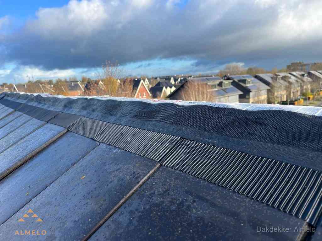 Dakisolatie bij de nok met ventilatieprofiel op schuin dak in Almelo
