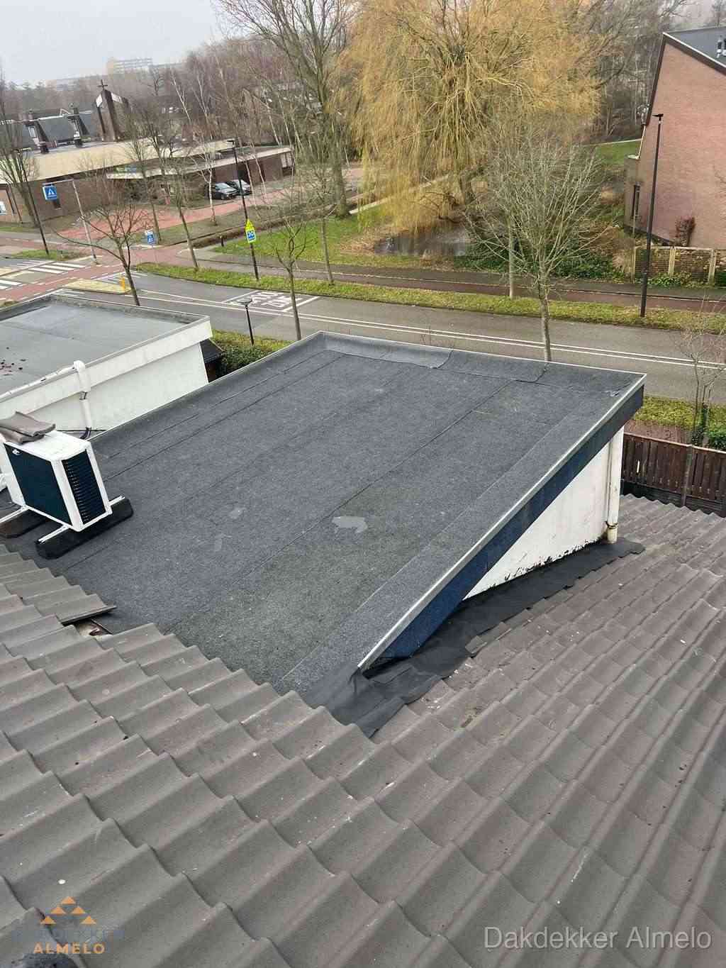Plat dak met bitumen isolatie en dakbedekking in Almelo