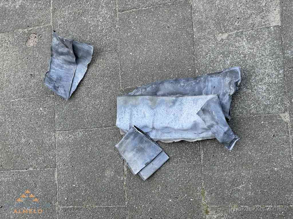 Oude verwijderde loodslabben na vervanging in Almelo